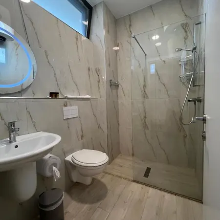 Domus & Ξενοδοχείο Shëngjin