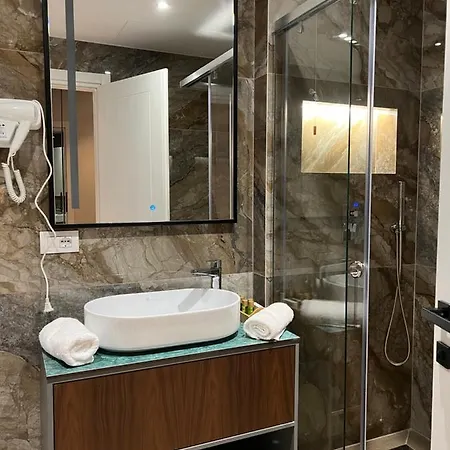 Domus & Ξενοδοχείο Shëngjin